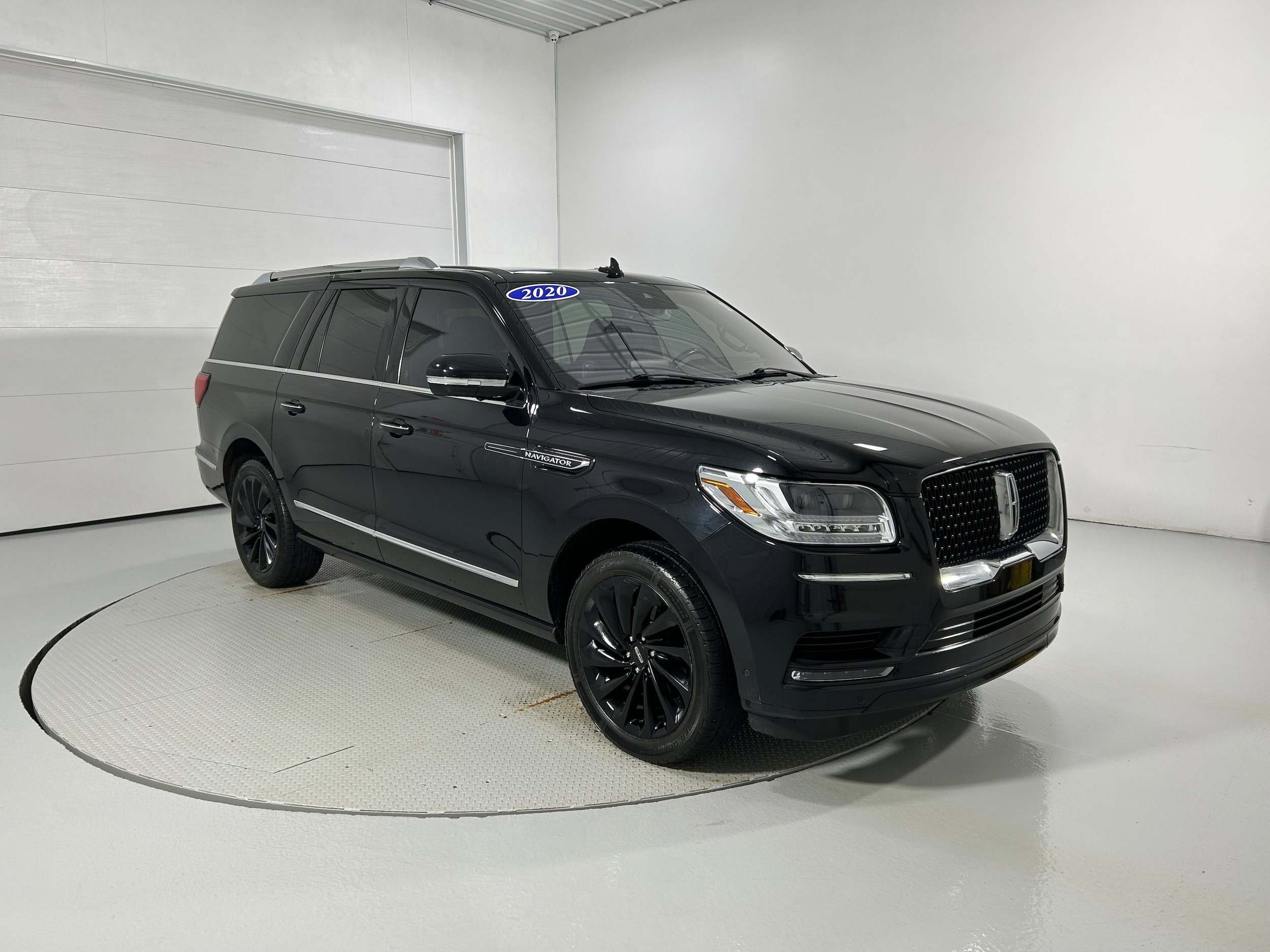 Used 2020 Lincoln Navigator L Reserve w/ Equipment Group 208A Reserve AWD/4WD image 2