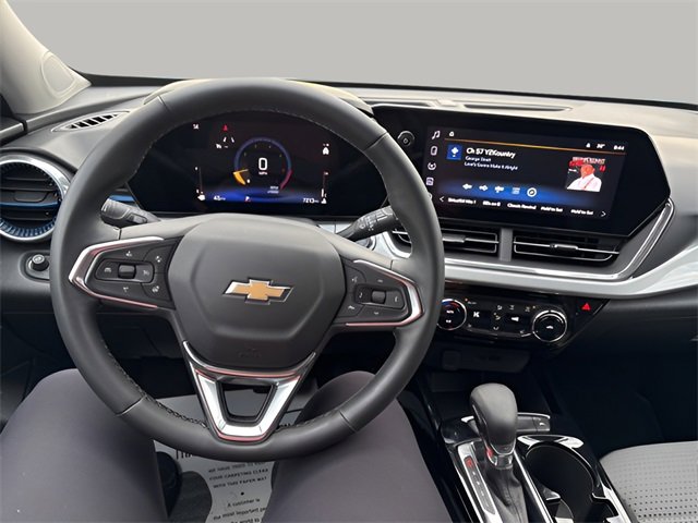 Used 2025 Chevrolet Trax LT w/ LT Convenience Package image 9