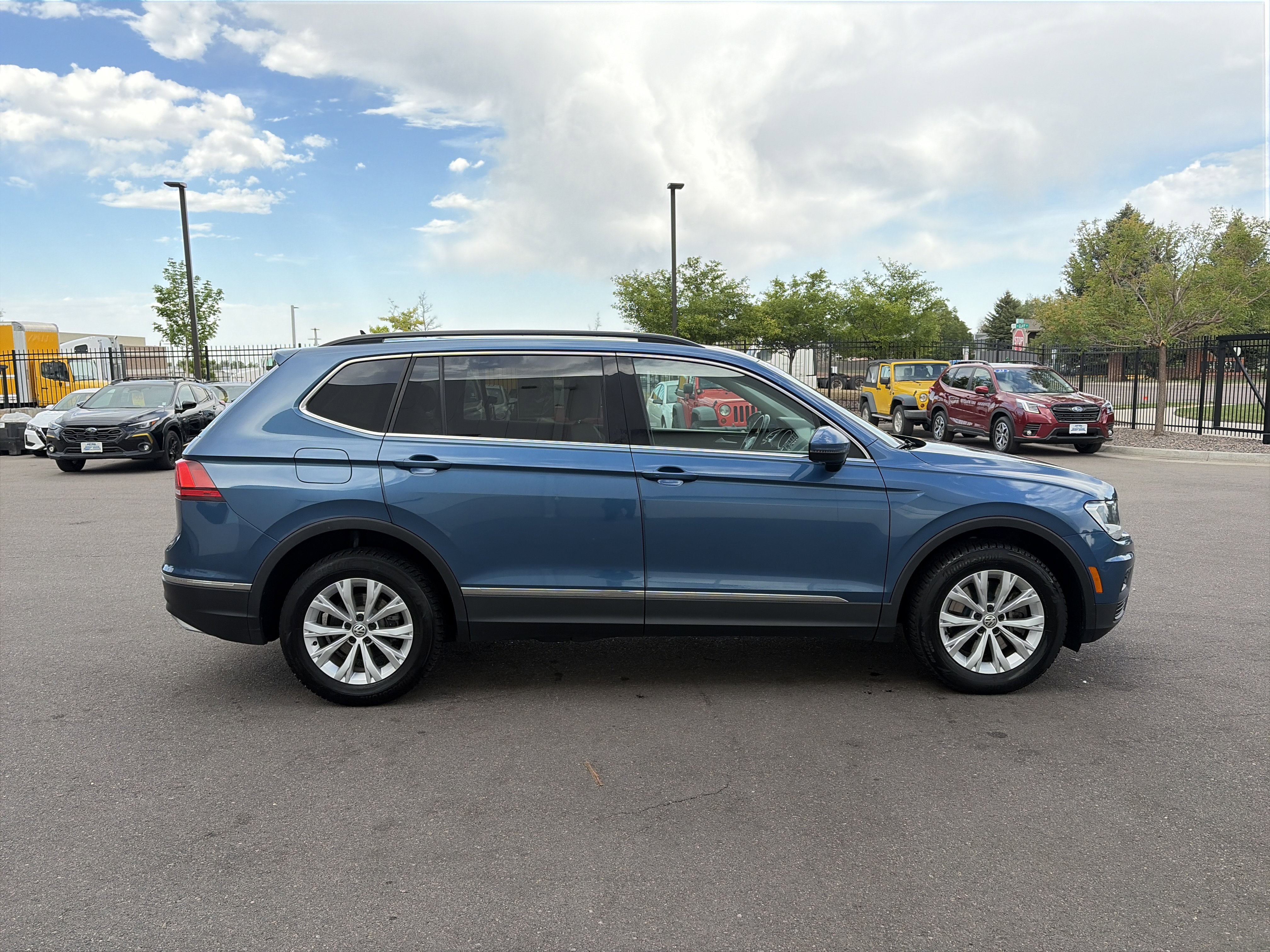 Used 2018 Volkswagen Tiguan SE w/ Panoramic Sunroof Package AWD/4WD image 4
