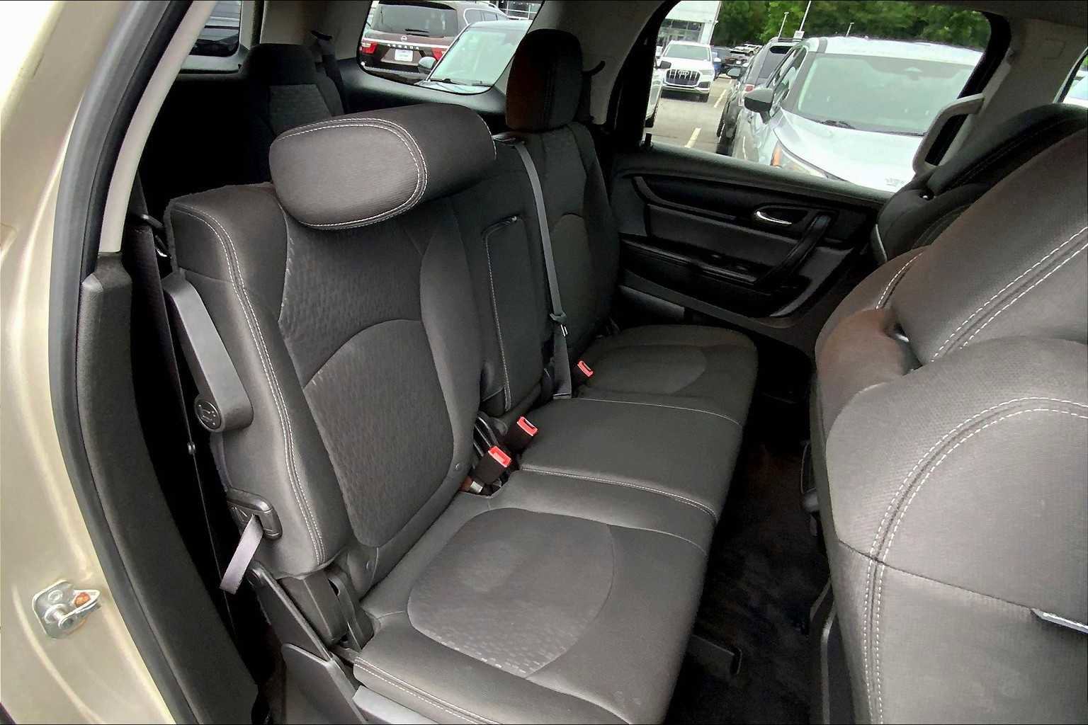 Used 2016 GMC Acadia SLE image 18