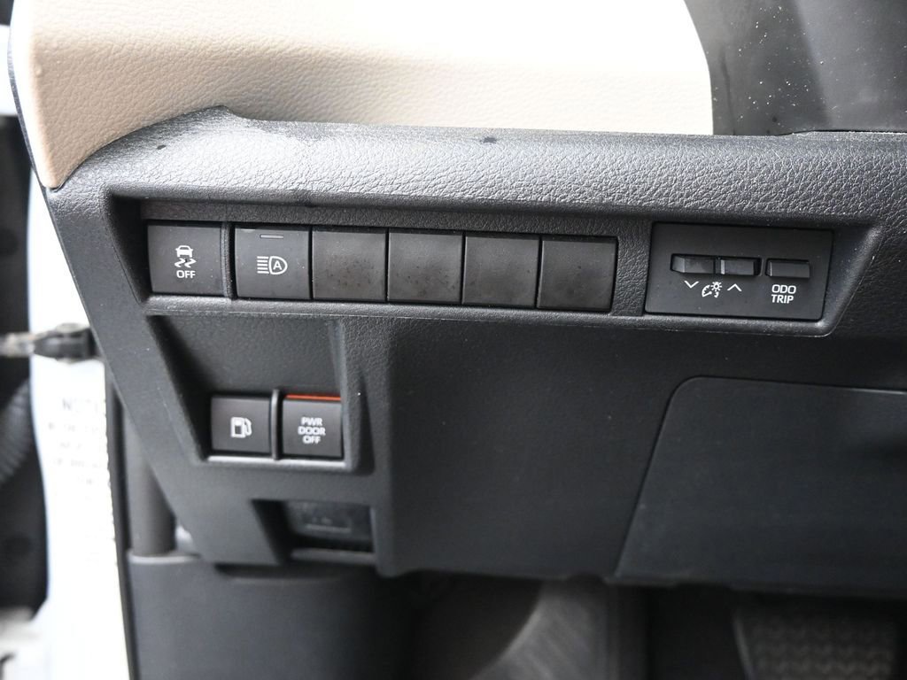 Used 2021 Toyota Sienna XLE image 30