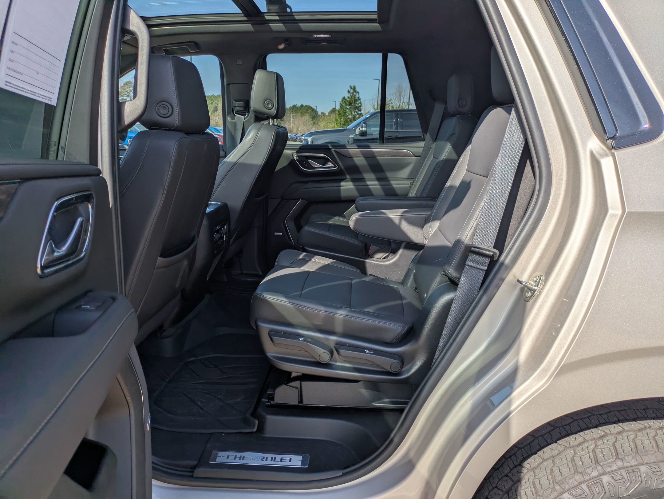 Used 2023 Chevrolet Tahoe Z71 w/ Luxury Package AWD/4WD image 28