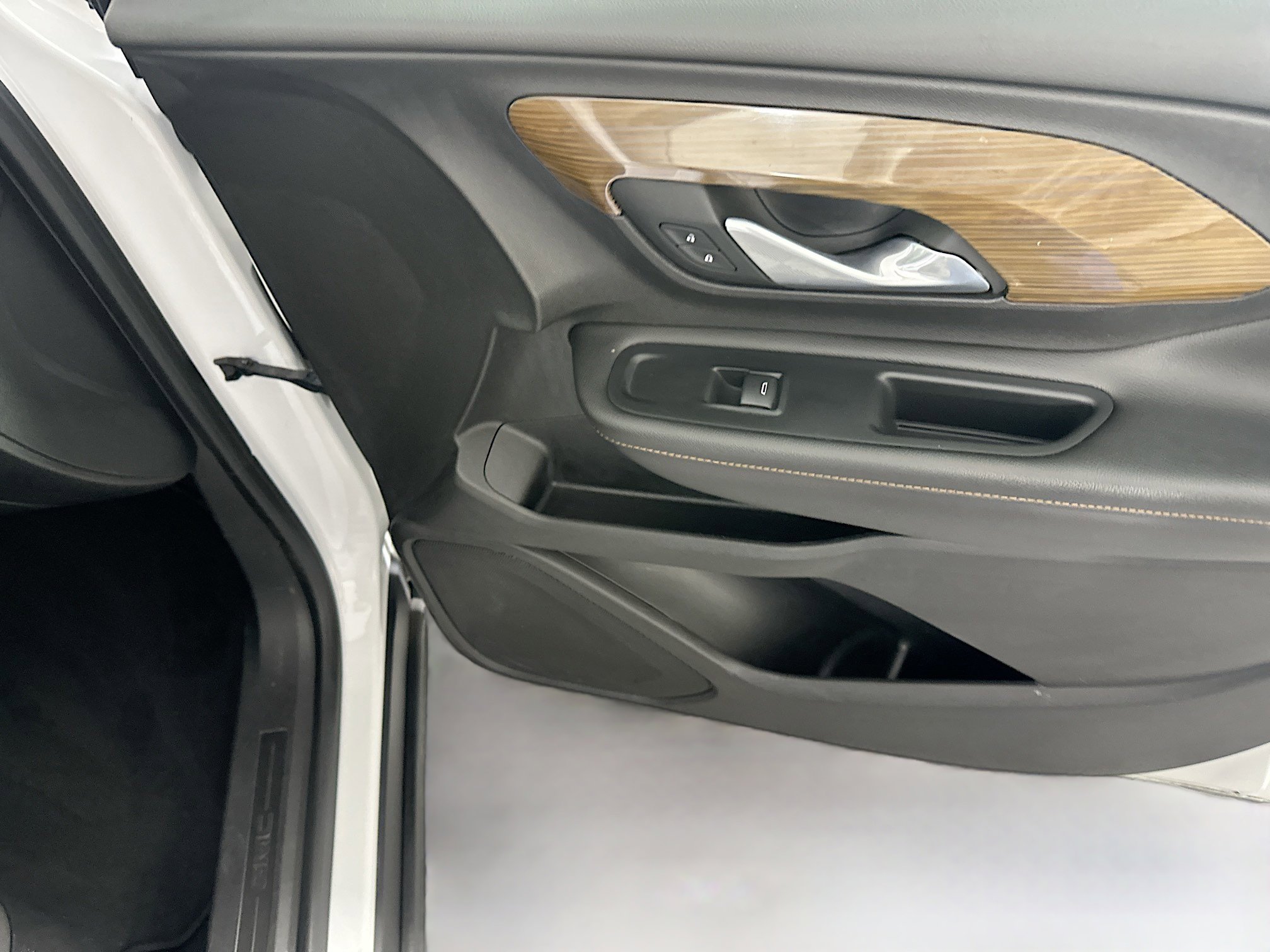 Used 2018 GMC Terrain SLE image 29