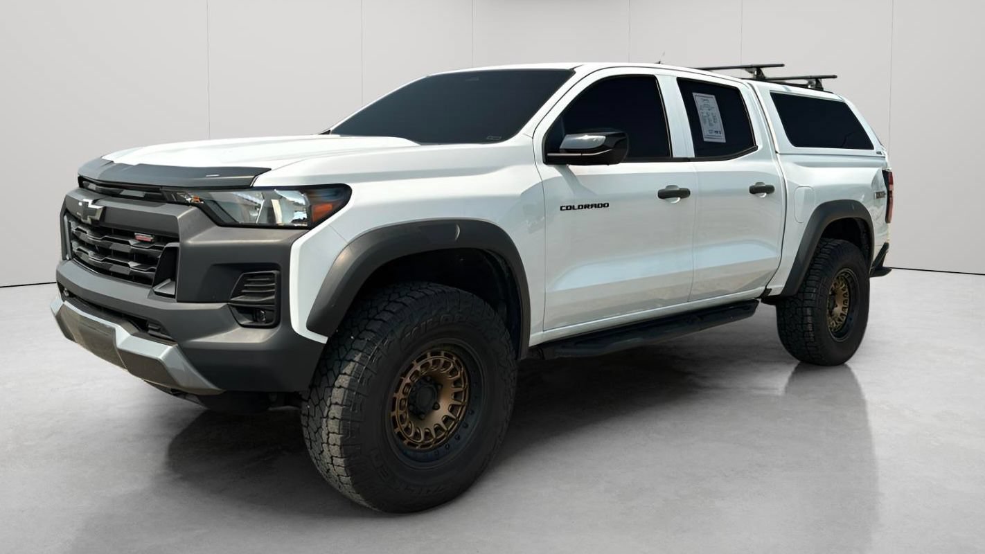 Used 2024 Chevrolet Colorado Trail Boss w/ Technology Package AWD/4WD image 9