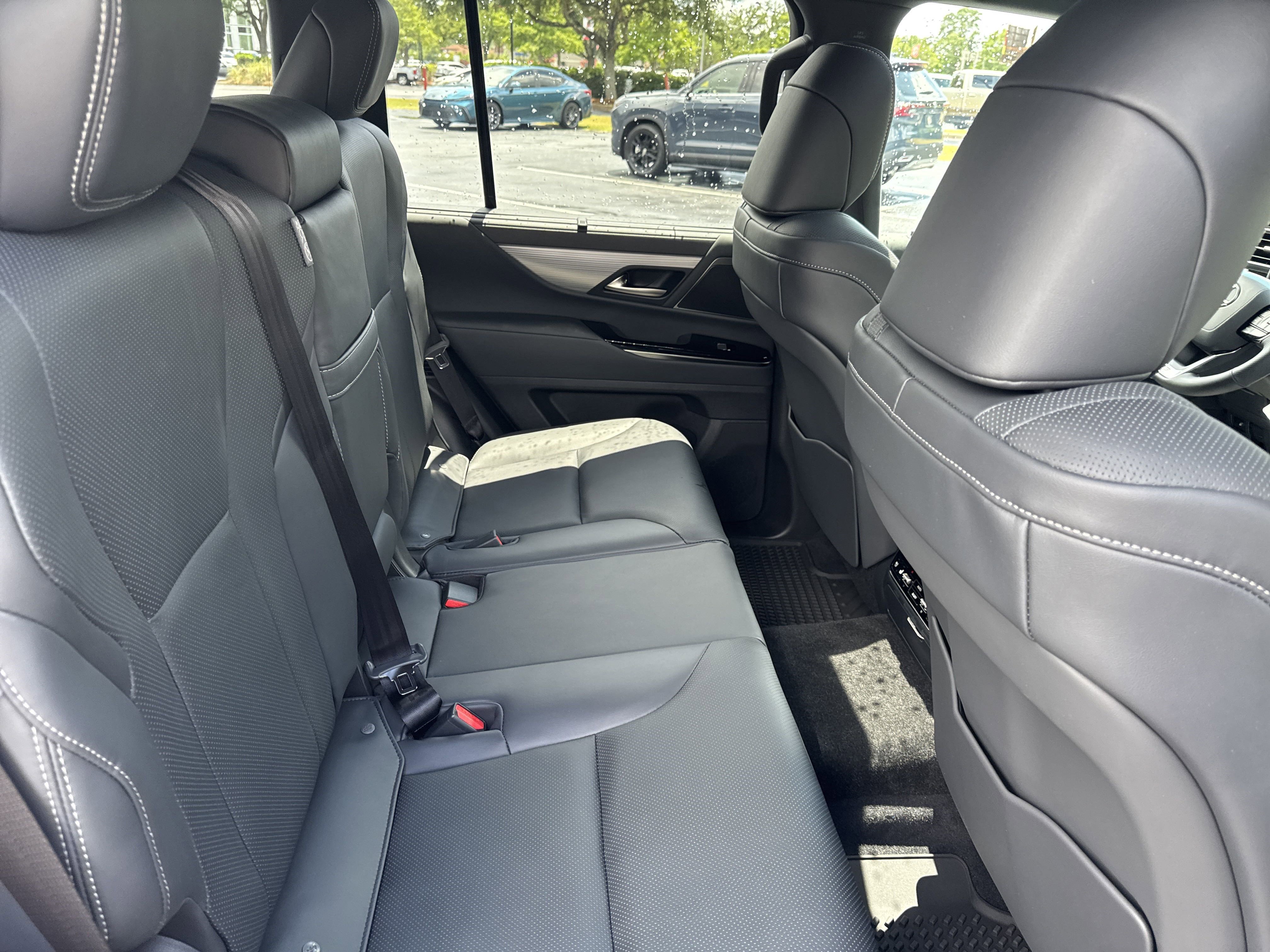 Used 2025 Lexus LX 700h F Sport image 31