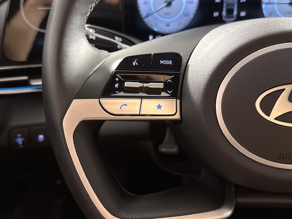 Certified 2025 Hyundai Elantra Limited FWD image 18