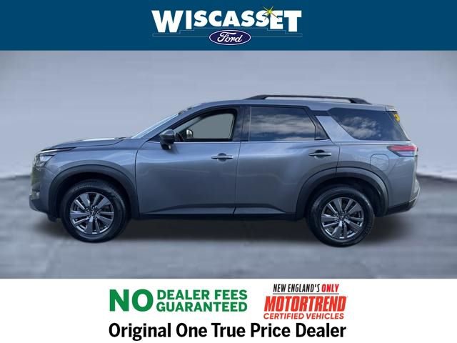 Used 2024 Nissan Pathfinder SV image 2