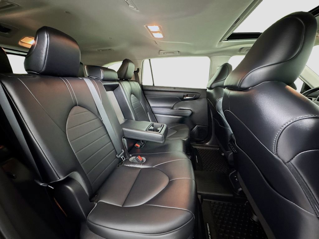 Used 2021 Toyota Highlander XLE image 26