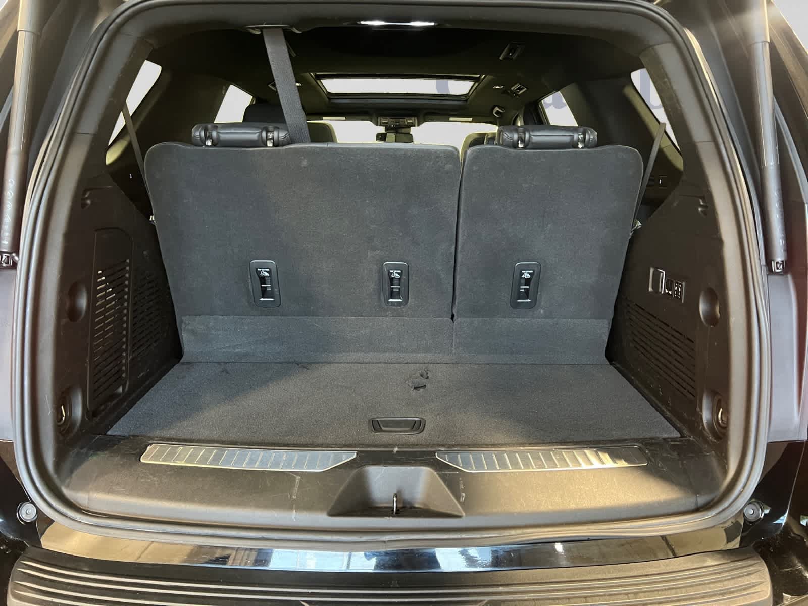 Used 2023 Chevrolet Tahoe Z71 w/ Luxury Package AWD/4WD image 7