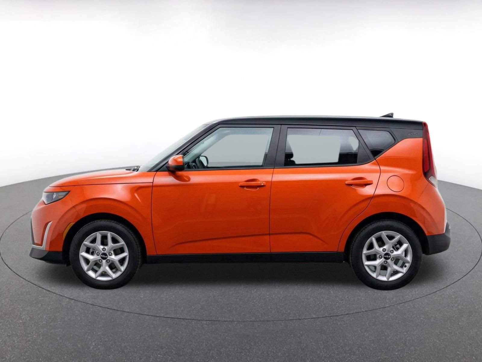 Used 2025 Kia Soul LX w/ LX Technology Package FWD image 4