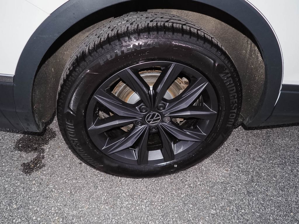 Used 2022 Volkswagen Tiguan SE w/ Panoramic Sunroof Package image 37