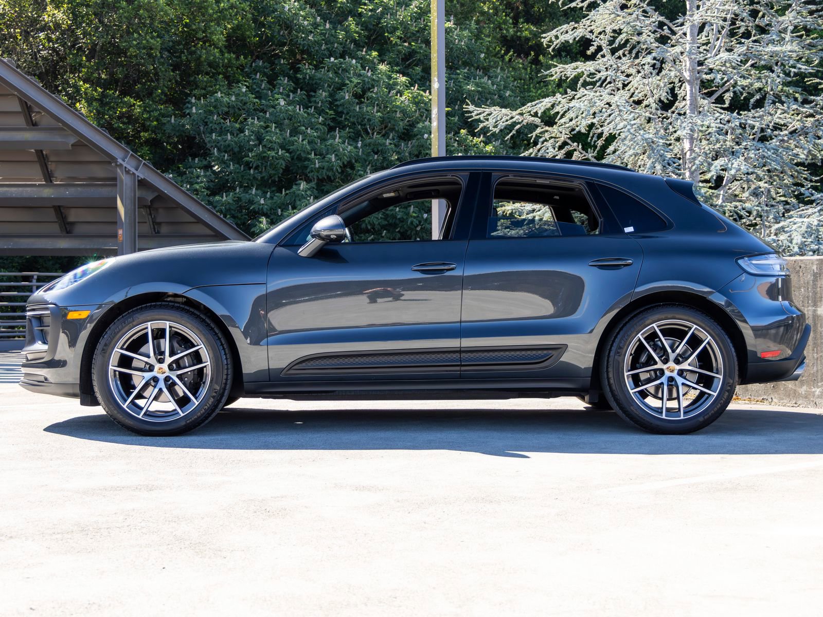 Certified 2024 Porsche Macan image 2