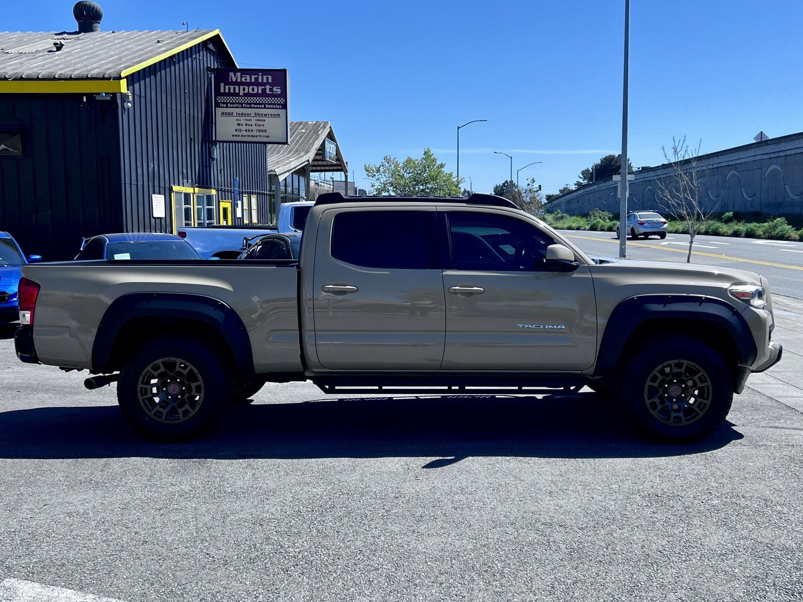 Used 2017 Toyota Tacoma SR5 w/ Tow Package RWD image 5