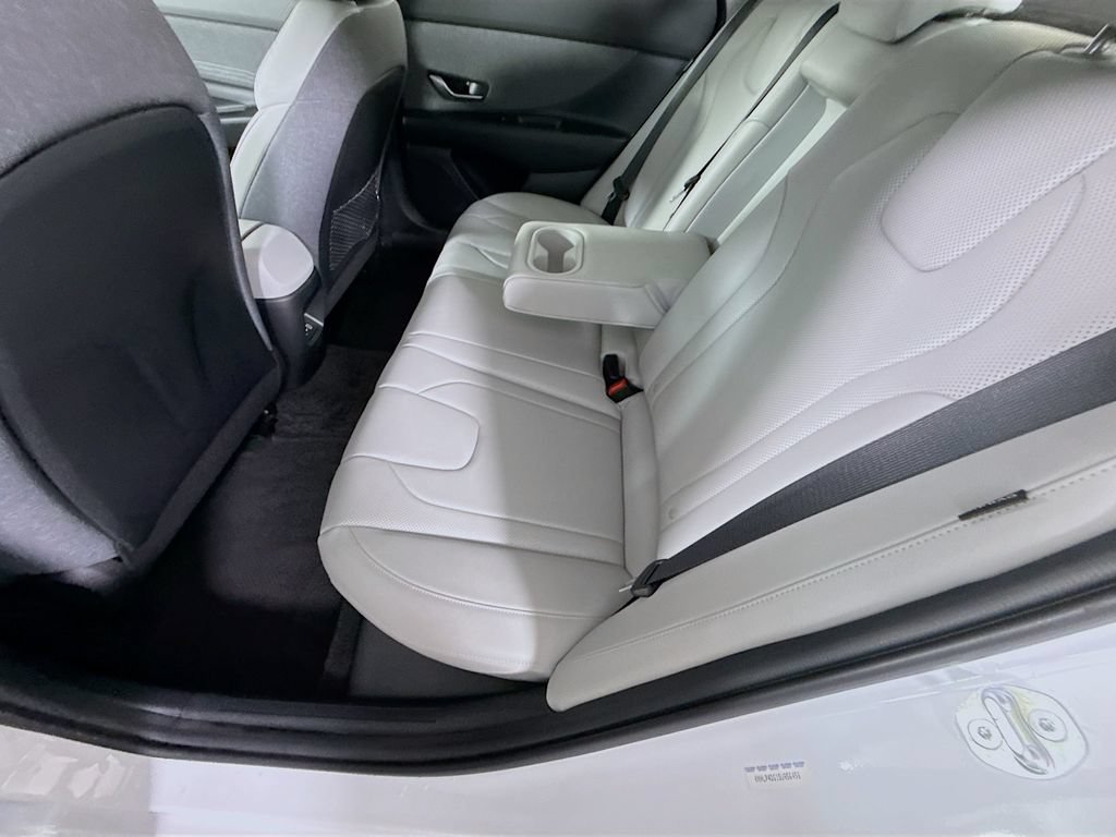 Certified 2025 Hyundai Elantra Limited FWD image 30