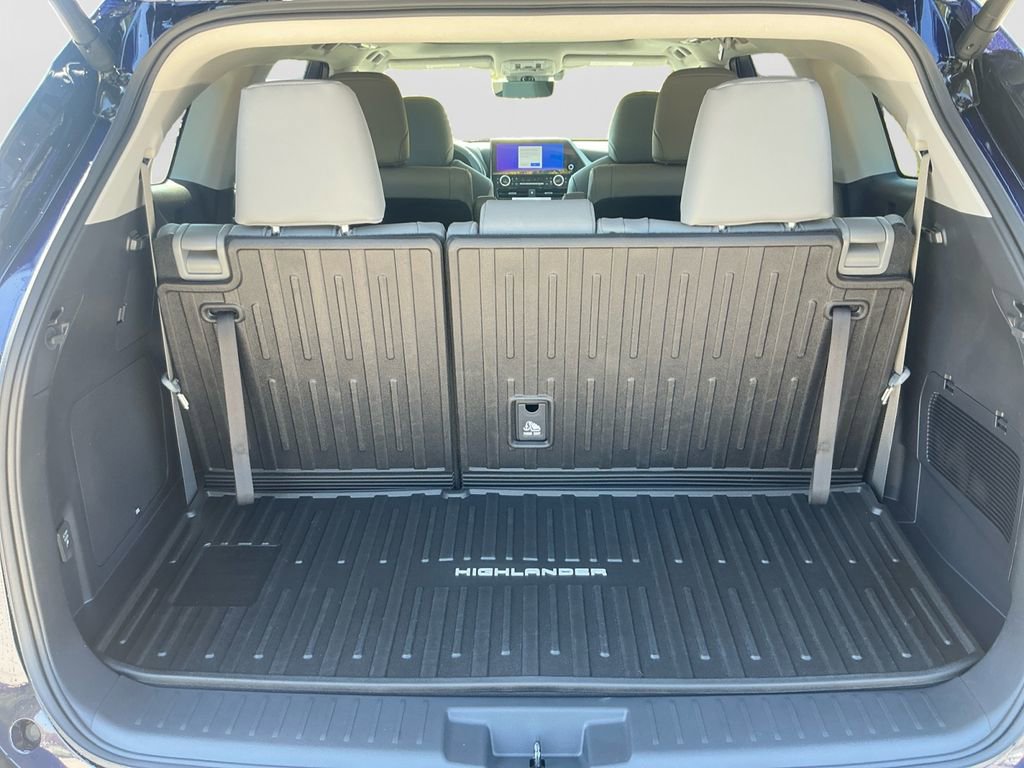 New 2026 Toyota Highlander Platinum image 17