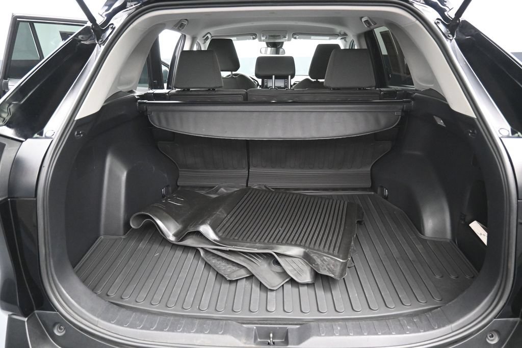 Used 2021 Toyota RAV4 XLE AWD/4WD image 29