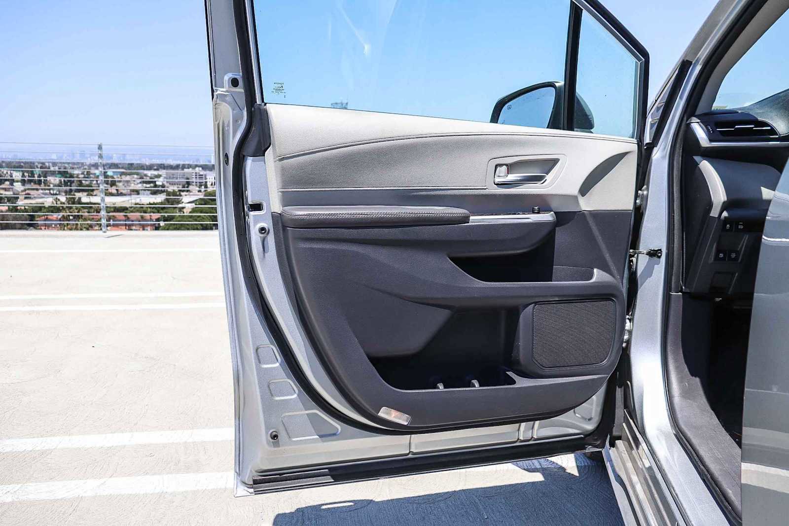Used 2023 Toyota Sienna XLE w/ XLE Plus Package FWD image 19