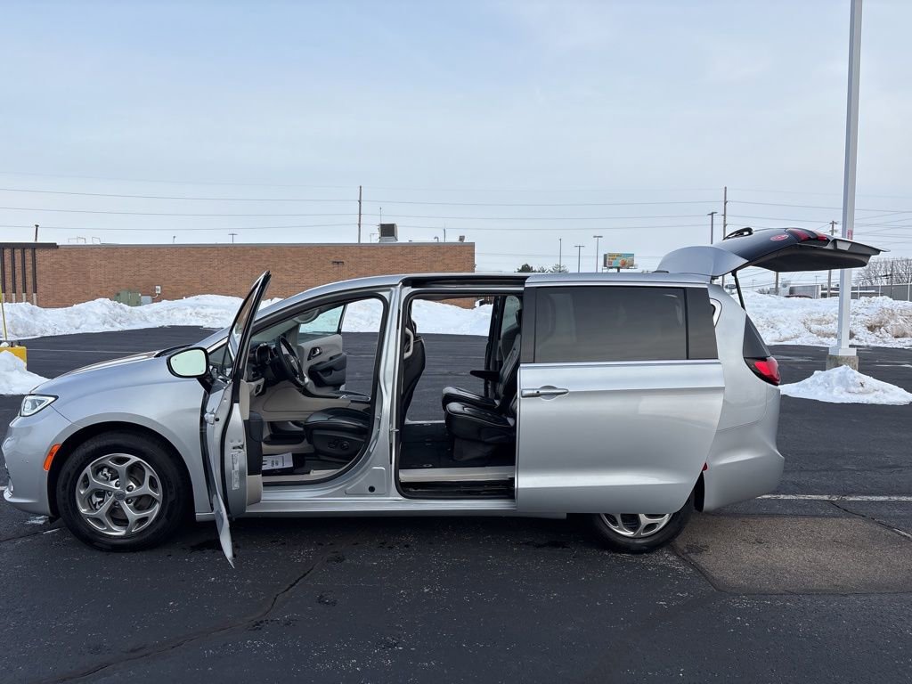 Used 2024 Chrysler Pacifica Limited FWD image 14