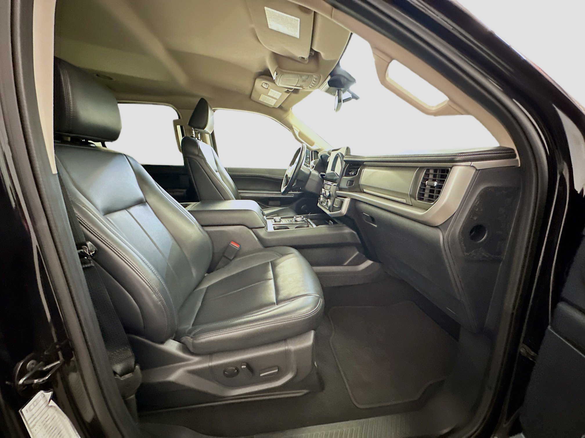 Used 2024 Ford Expedition XLT image 34