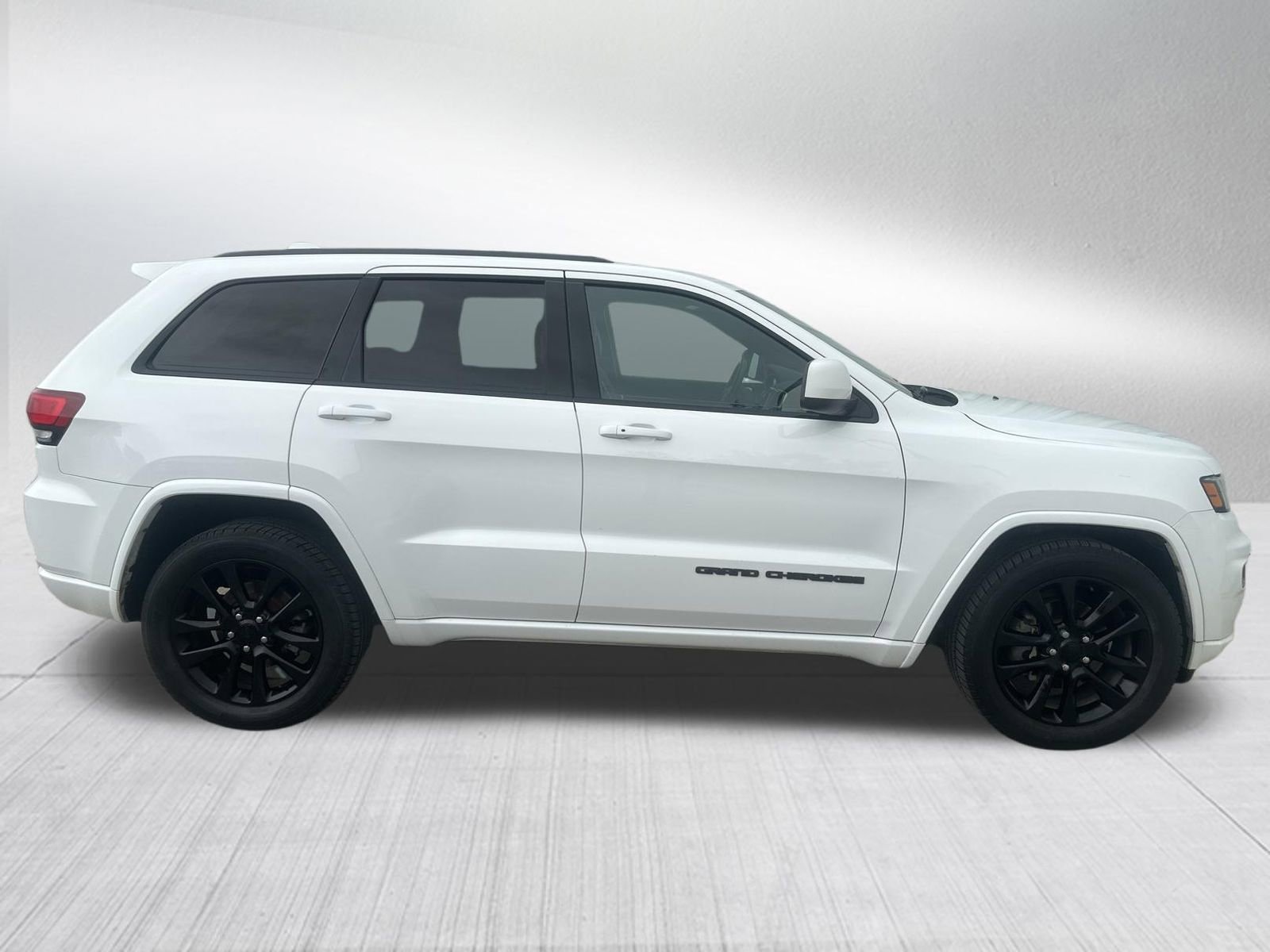 Used 2018 Jeep Grand Cherokee Altitude RWD image 5