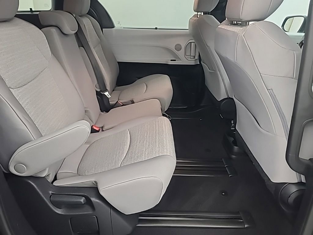 Used 2026 Toyota Sienna LE FWD image 15