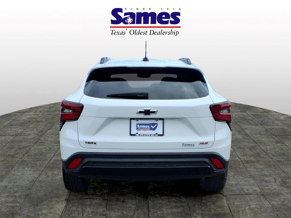 Used 2025 Chevrolet Trax RS w/ Sunroof Package FWD image 4