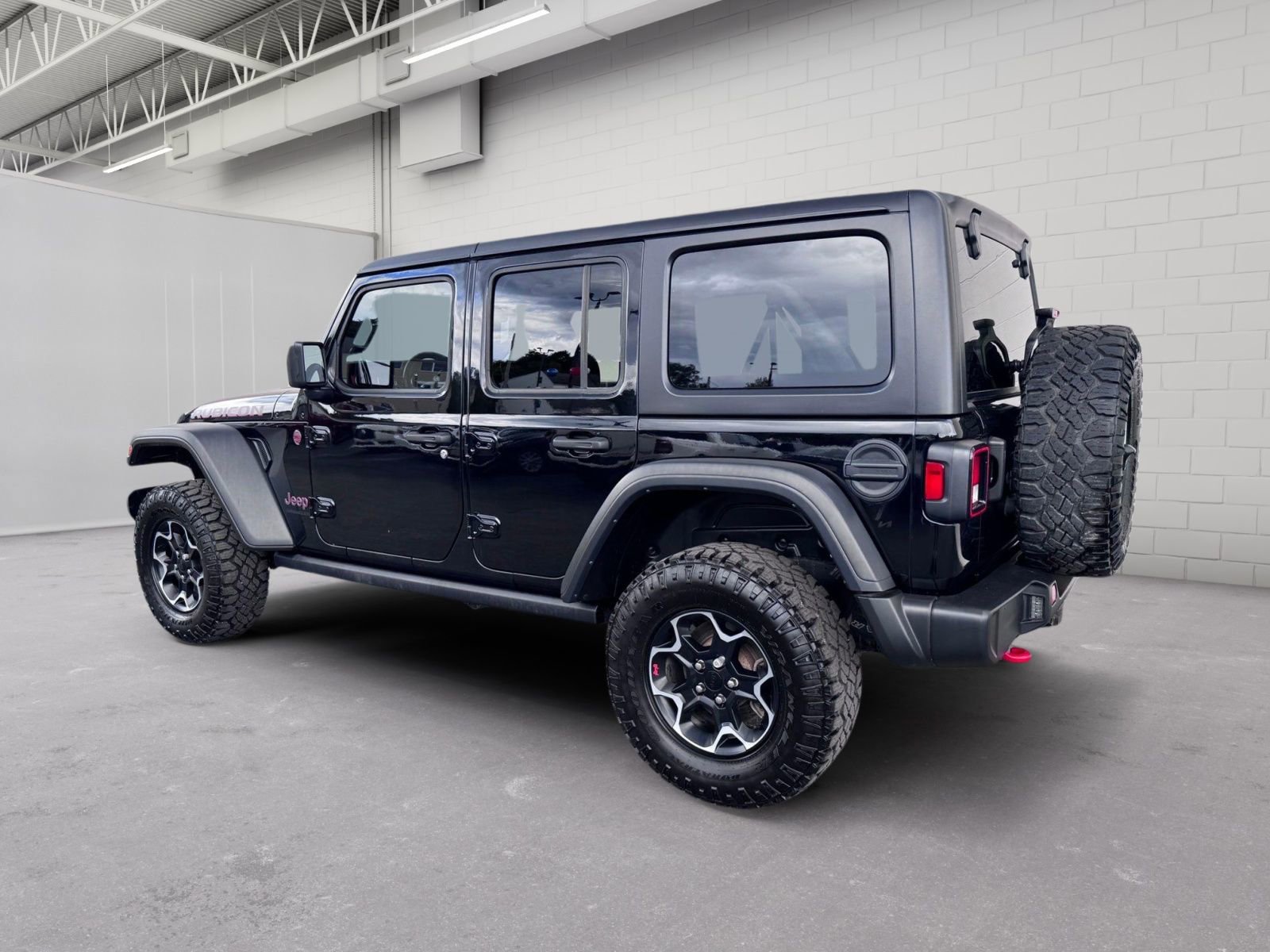 Used 2023 Jeep Wrangler Unlimited Rubicon w/ Dual Top Group AWD/4WD image 3