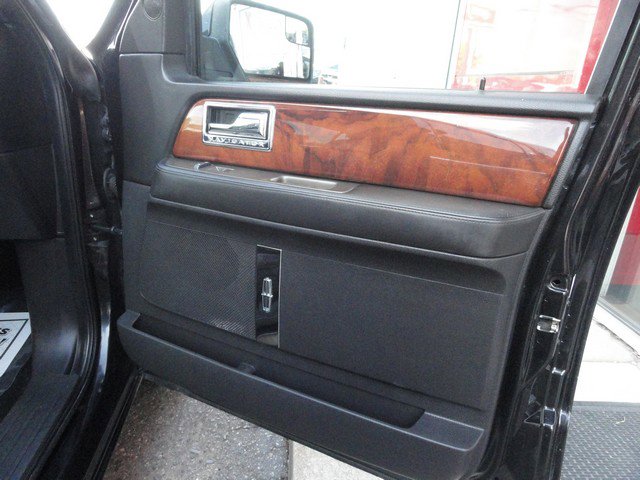 Used 2014 Lincoln Navigator L 4WD w/ Monochrome Appearance Package image 19