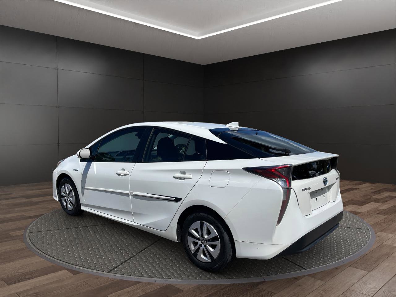 Used 2017 Toyota Prius Three FWD image 6
