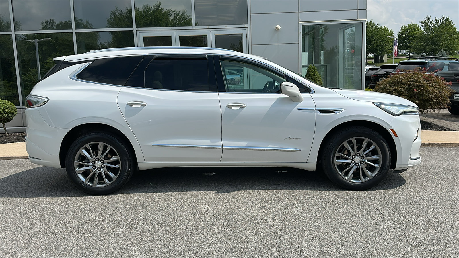 Used 2022 Buick Enclave Avenir w/ Avenir Technology Package AWD/4WD image 30