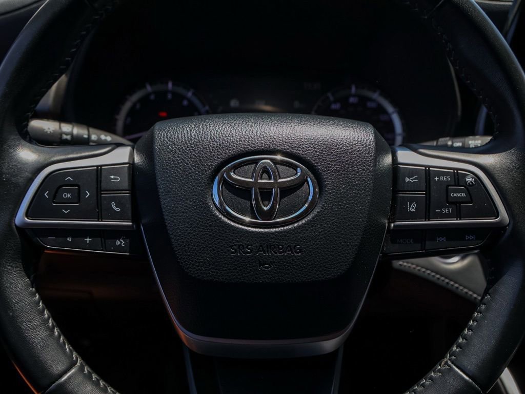 Used 2024 Toyota Highlander LE FWD image 24