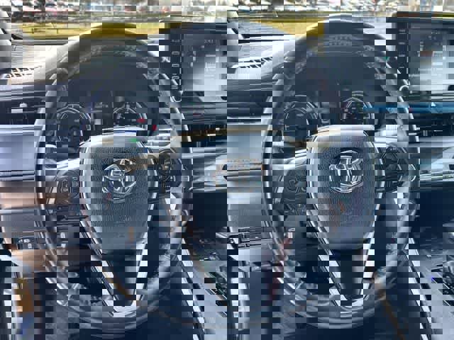 Used 2021 Toyota Venza LE w/ Carpet Mat Package (TMS) image 17