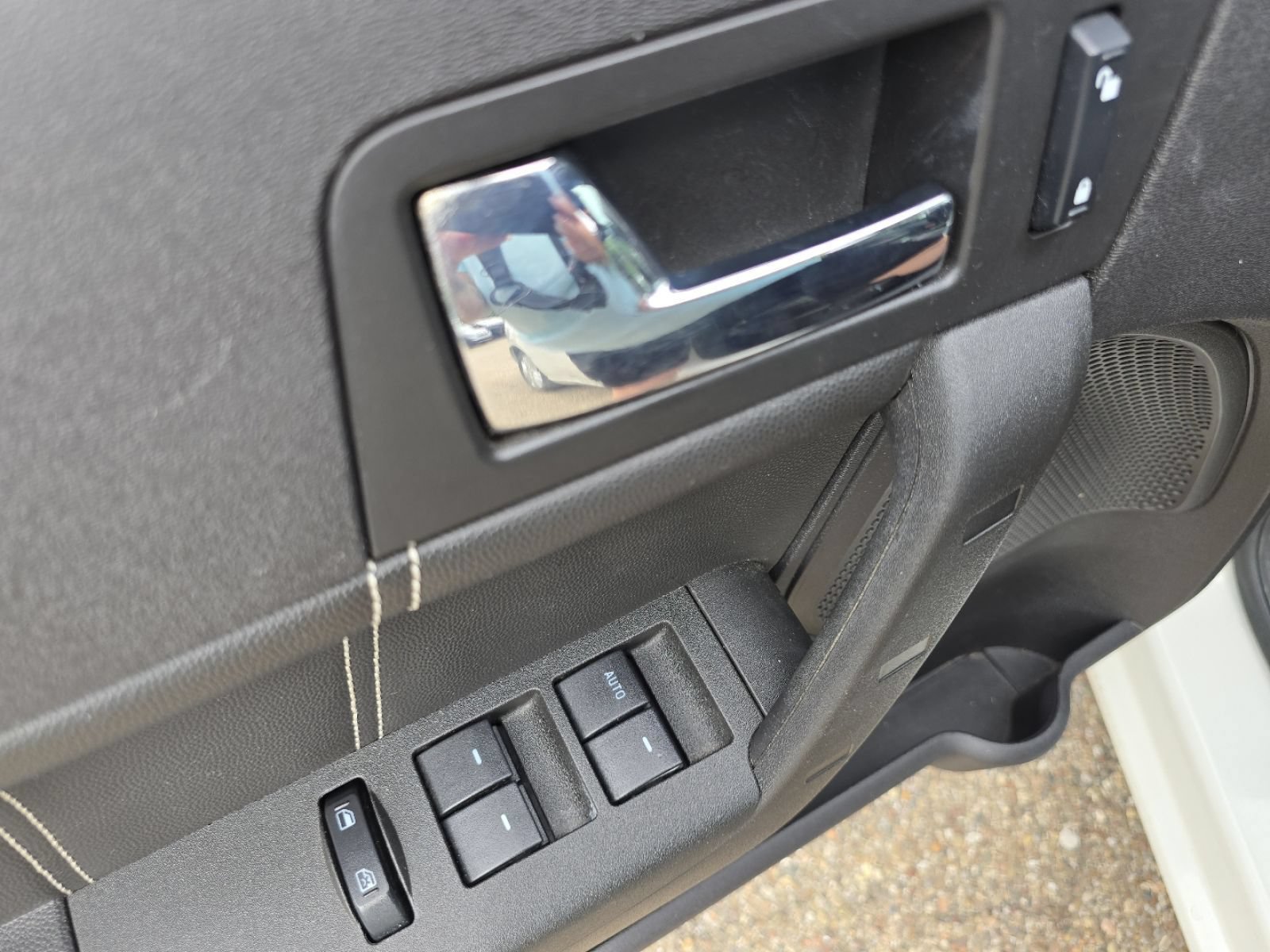 Used 2009 Ford Focus SEL FWD image 24
