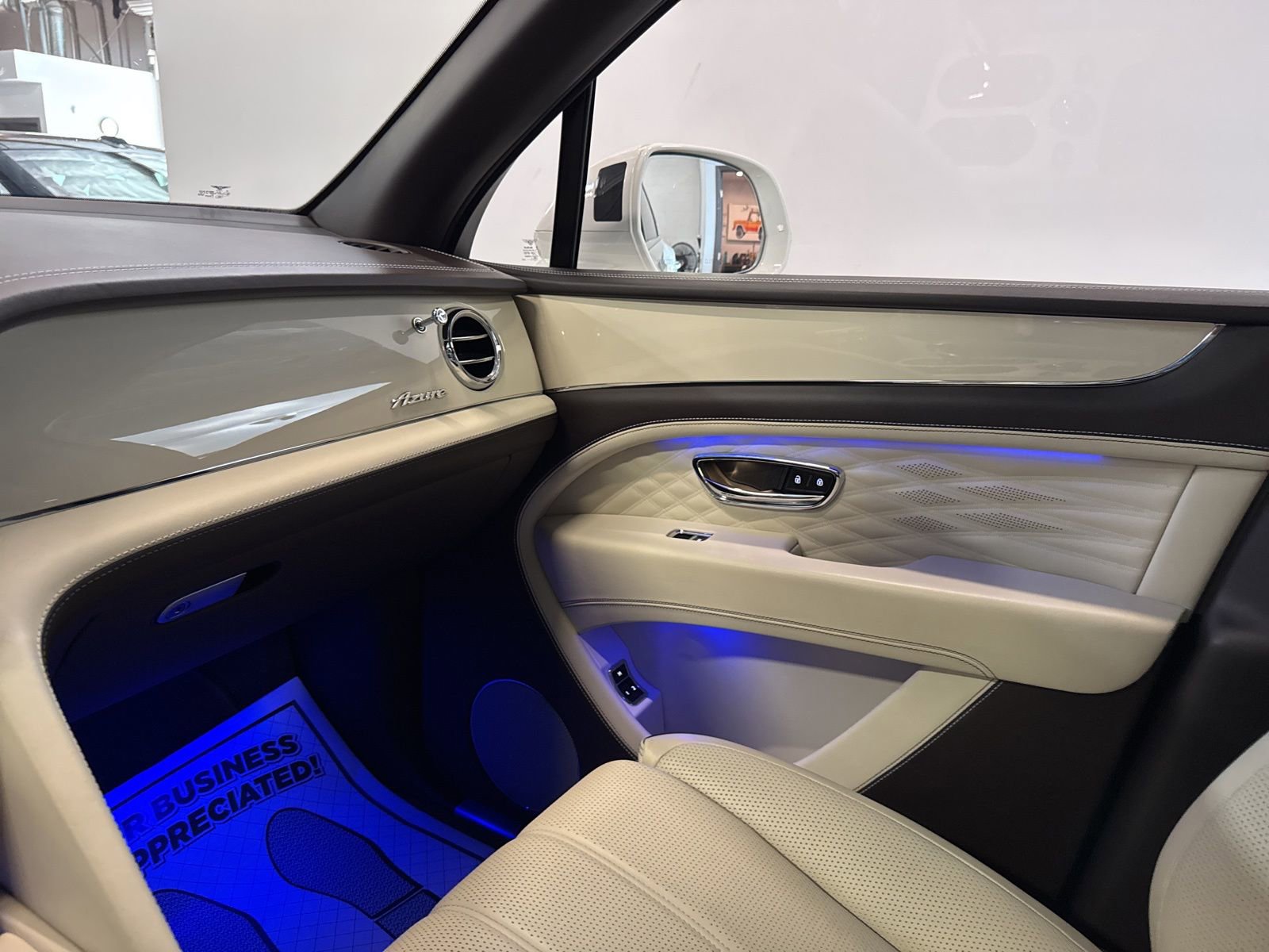 Used 2023 Bentley Bentayga Extended Wheelbase image 42