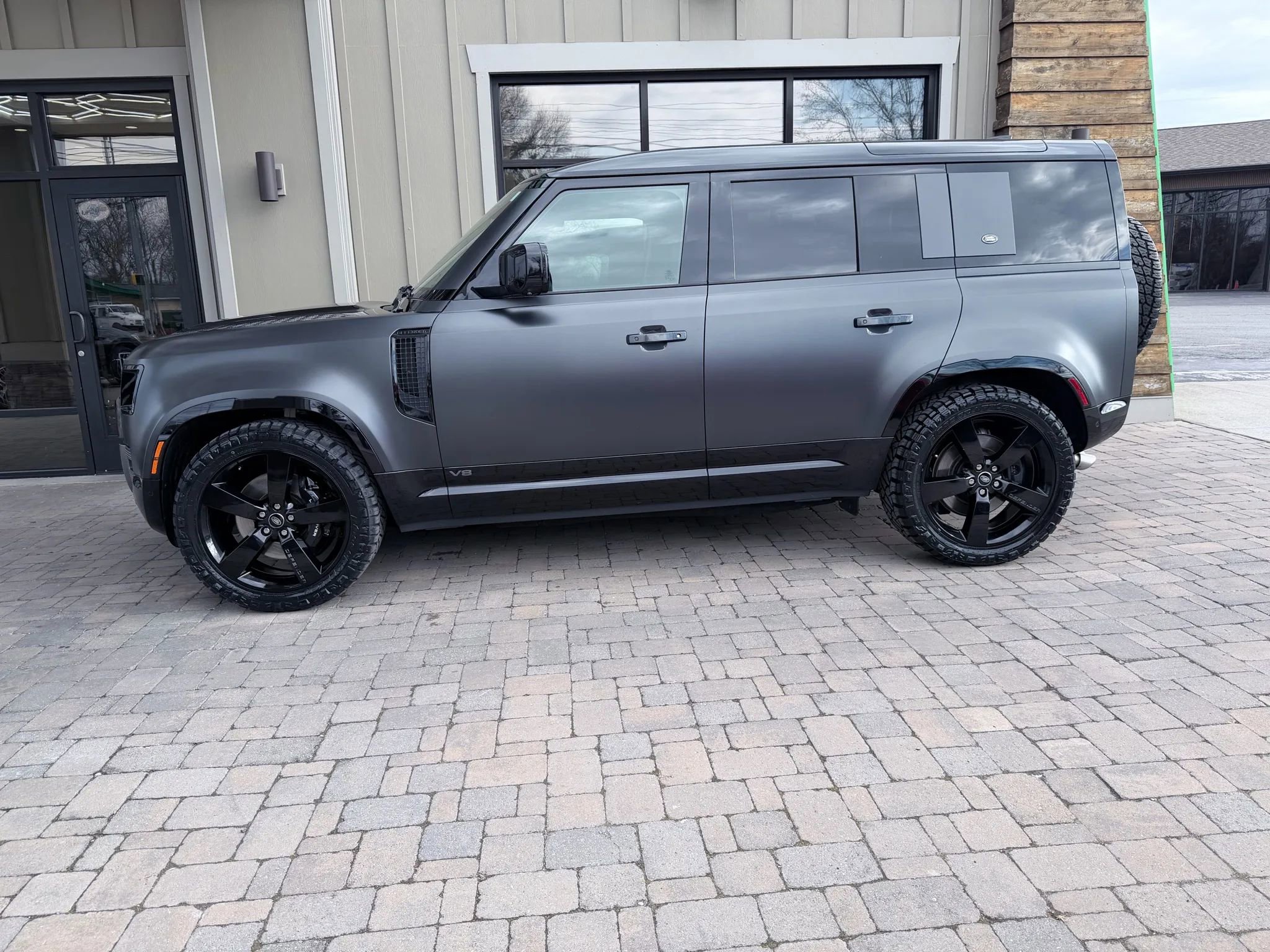 Used 2023 Land Rover Defender 110 V8 image 3