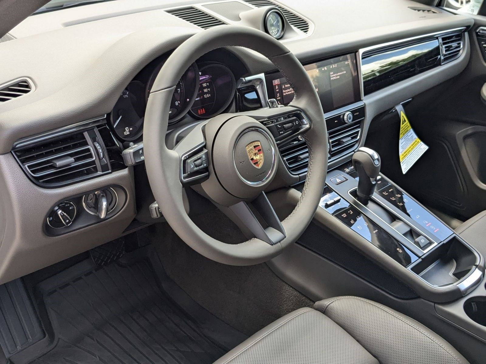 Certified 2025 Porsche Macan image 4