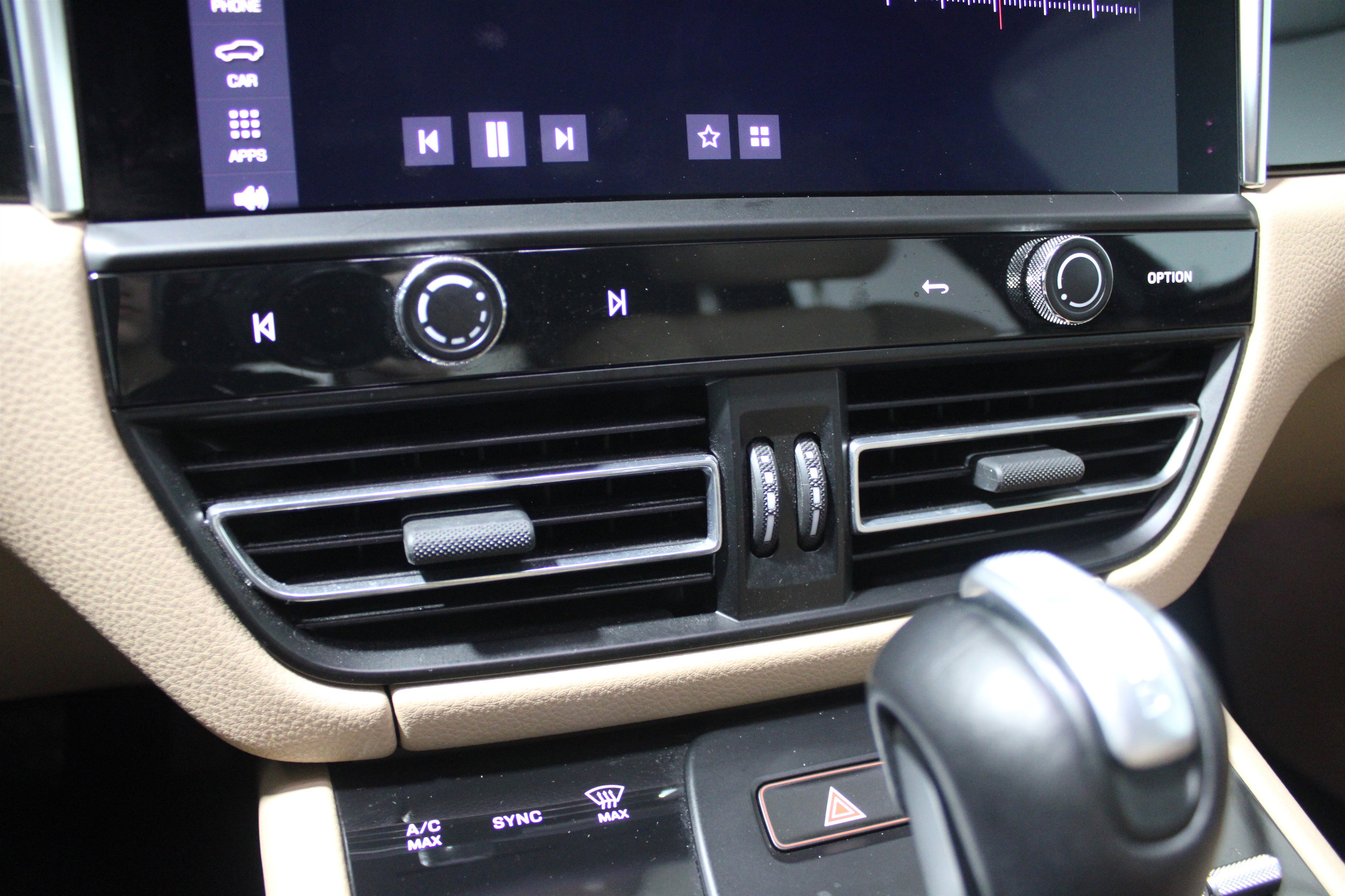 Used 2024 Porsche Macan Turbo image 16