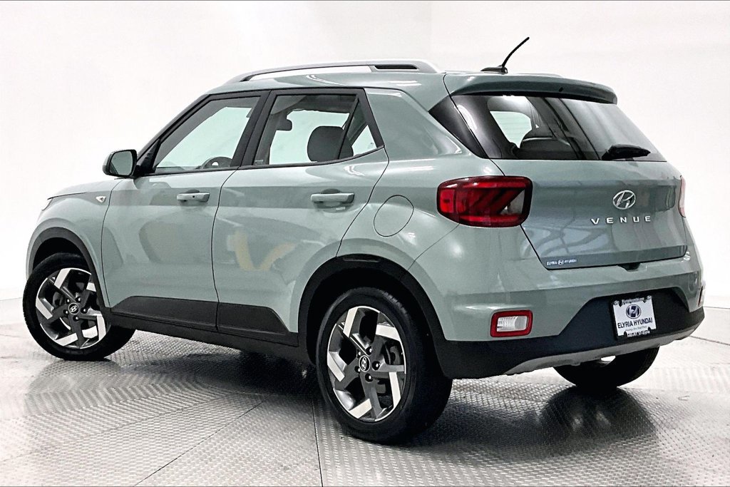 Used 2025 Hyundai Venue SEL FWD image 12