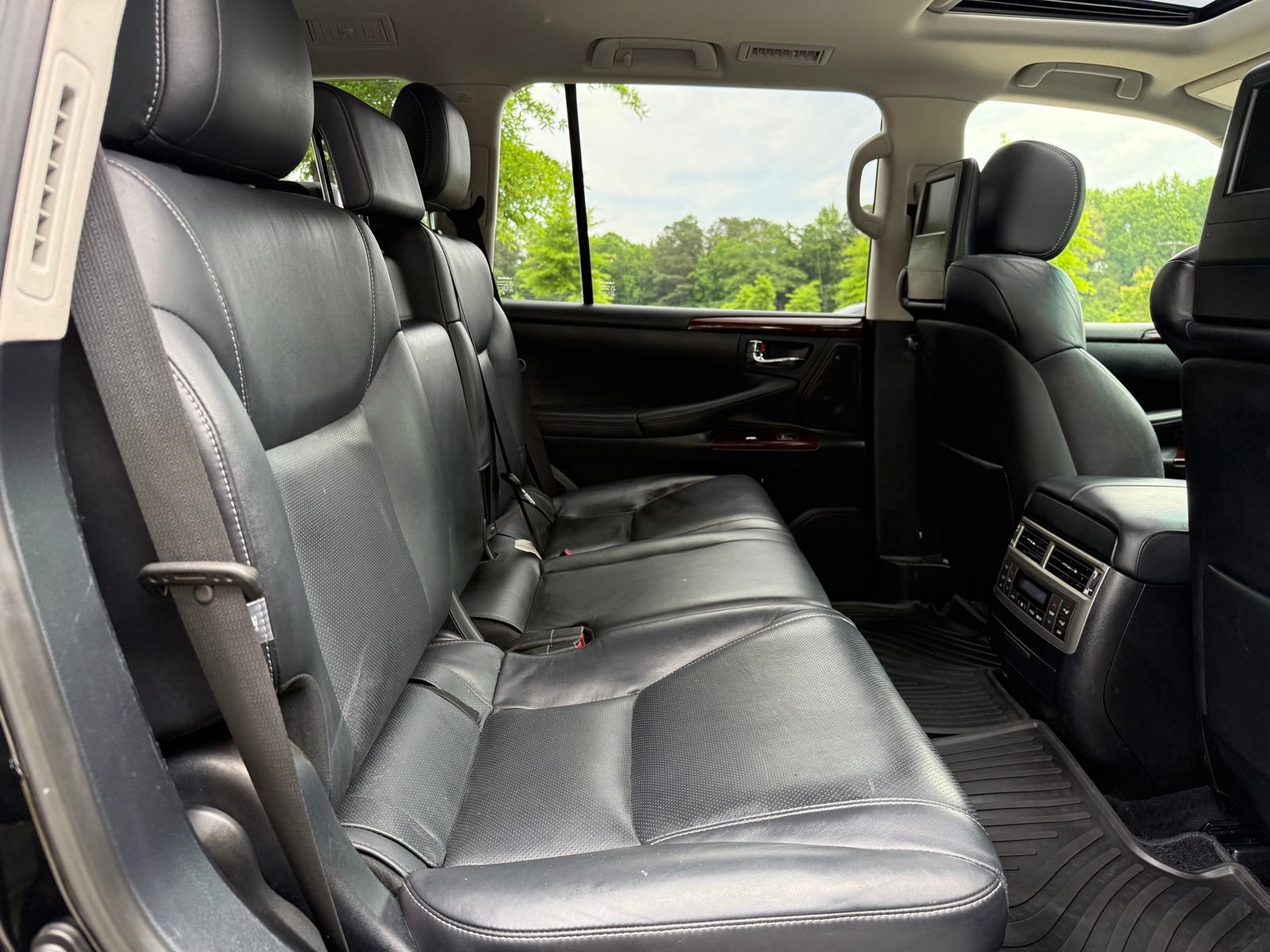 Used 2015 Lexus LX 570 4WD w/ Luxury Package image 37