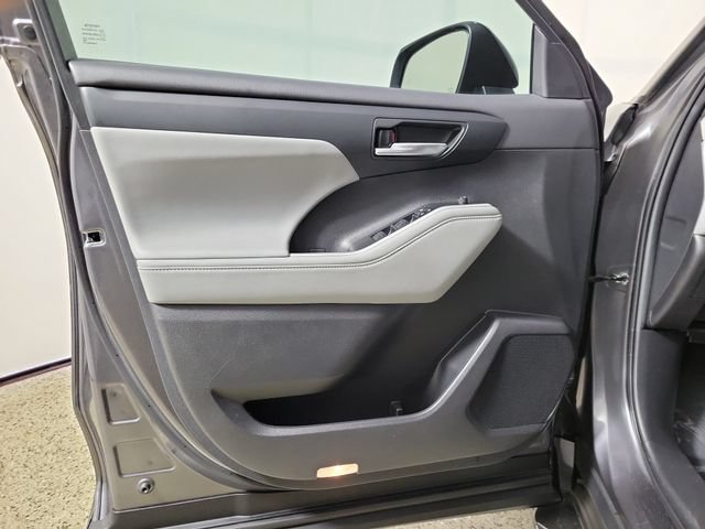 Used 2023 Toyota Highlander XLE FWD image 25