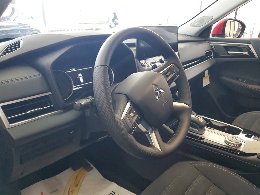 New 2025 Mitsubishi Outlander SE image 22