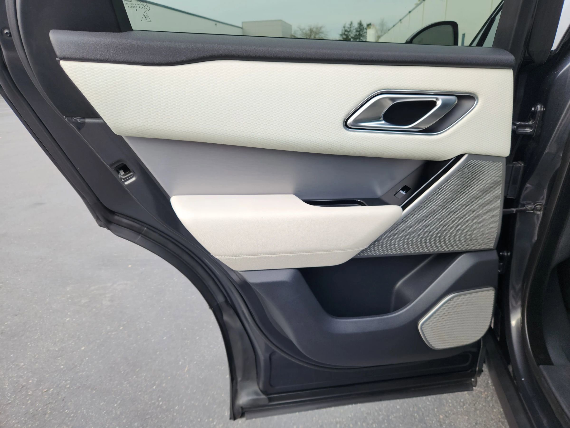 Used 2020 Land Rover Range Rover Velar R-Dynamic S image 18