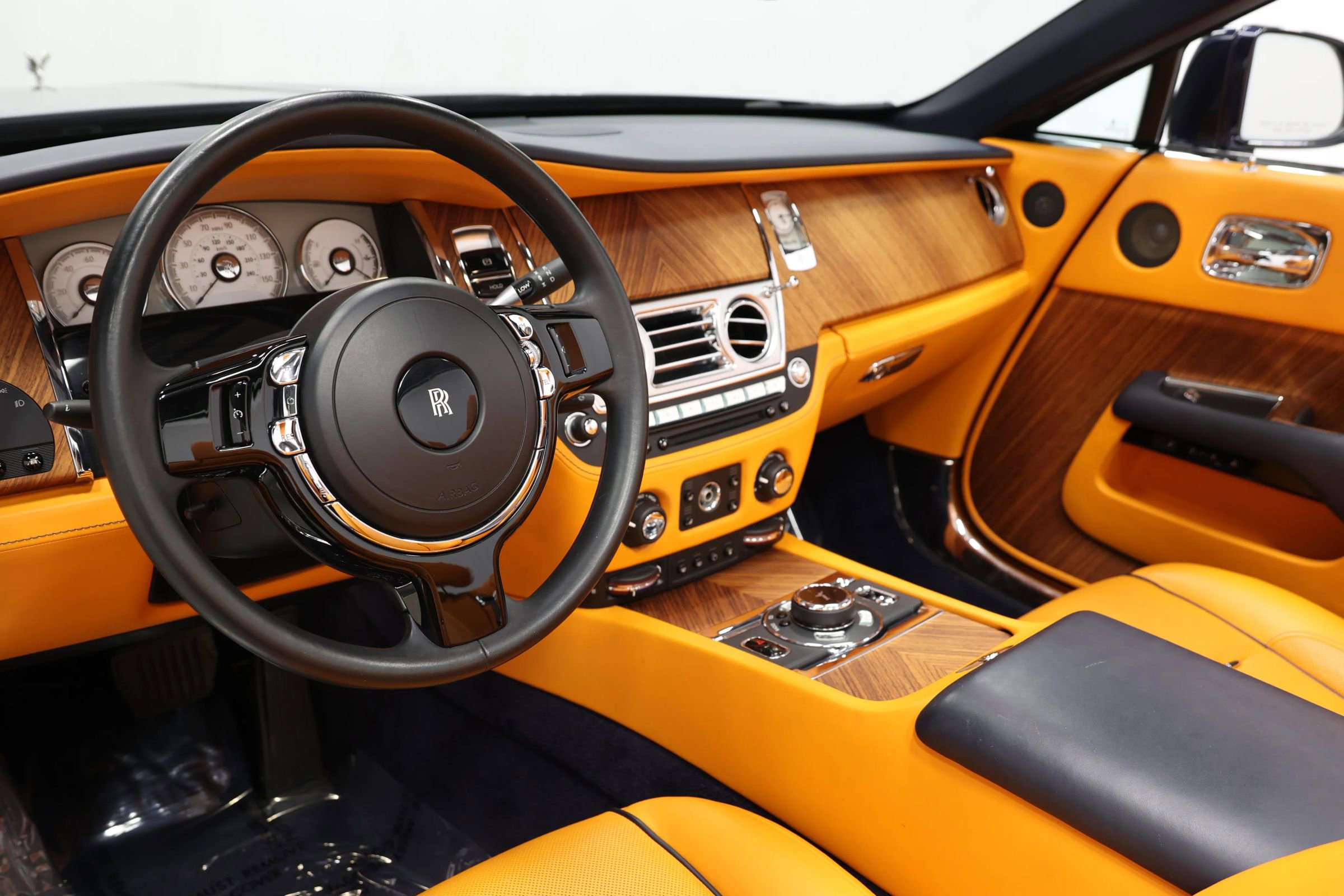 Used 2016 Rolls-Royce Dawn image 2