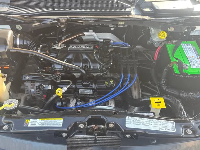 Used 2009 Volkswagen Routan S FWD image 22