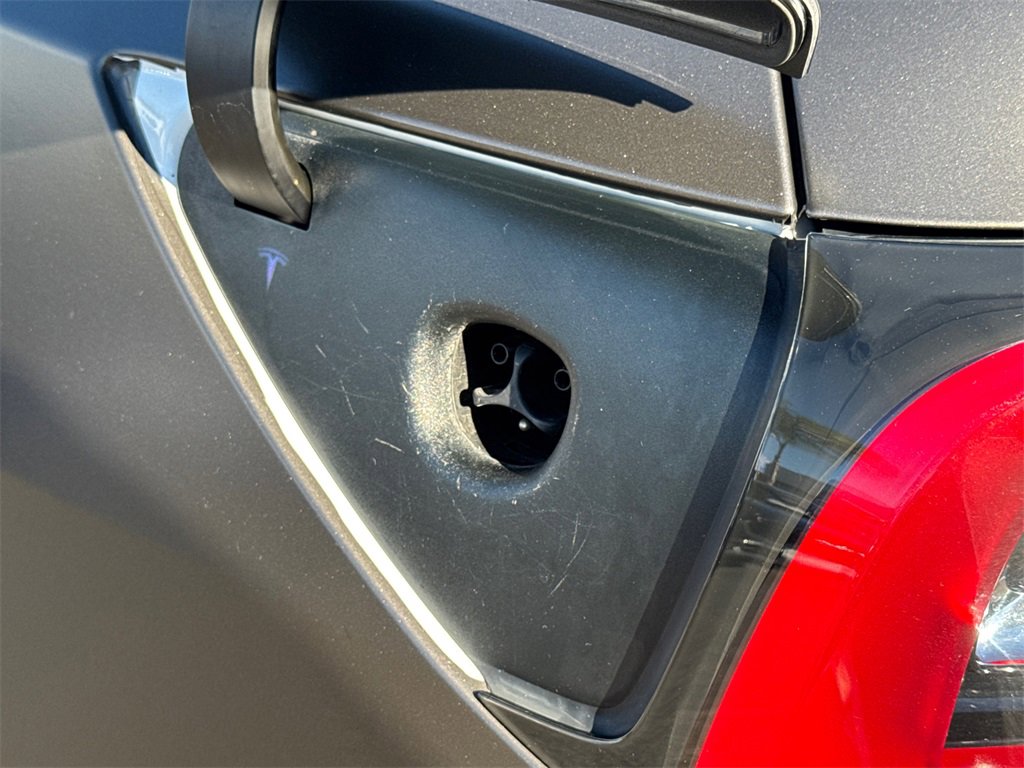 Used 2021 Tesla Model Y Long Range image 11