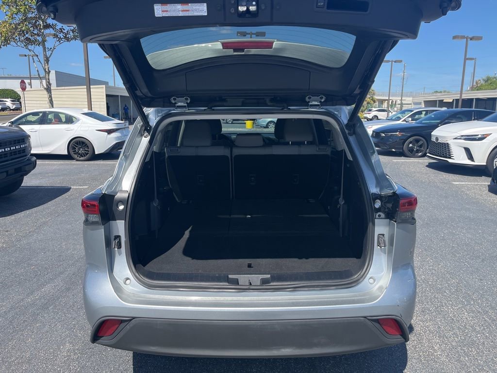 Used 2021 Toyota Highlander LE image 5