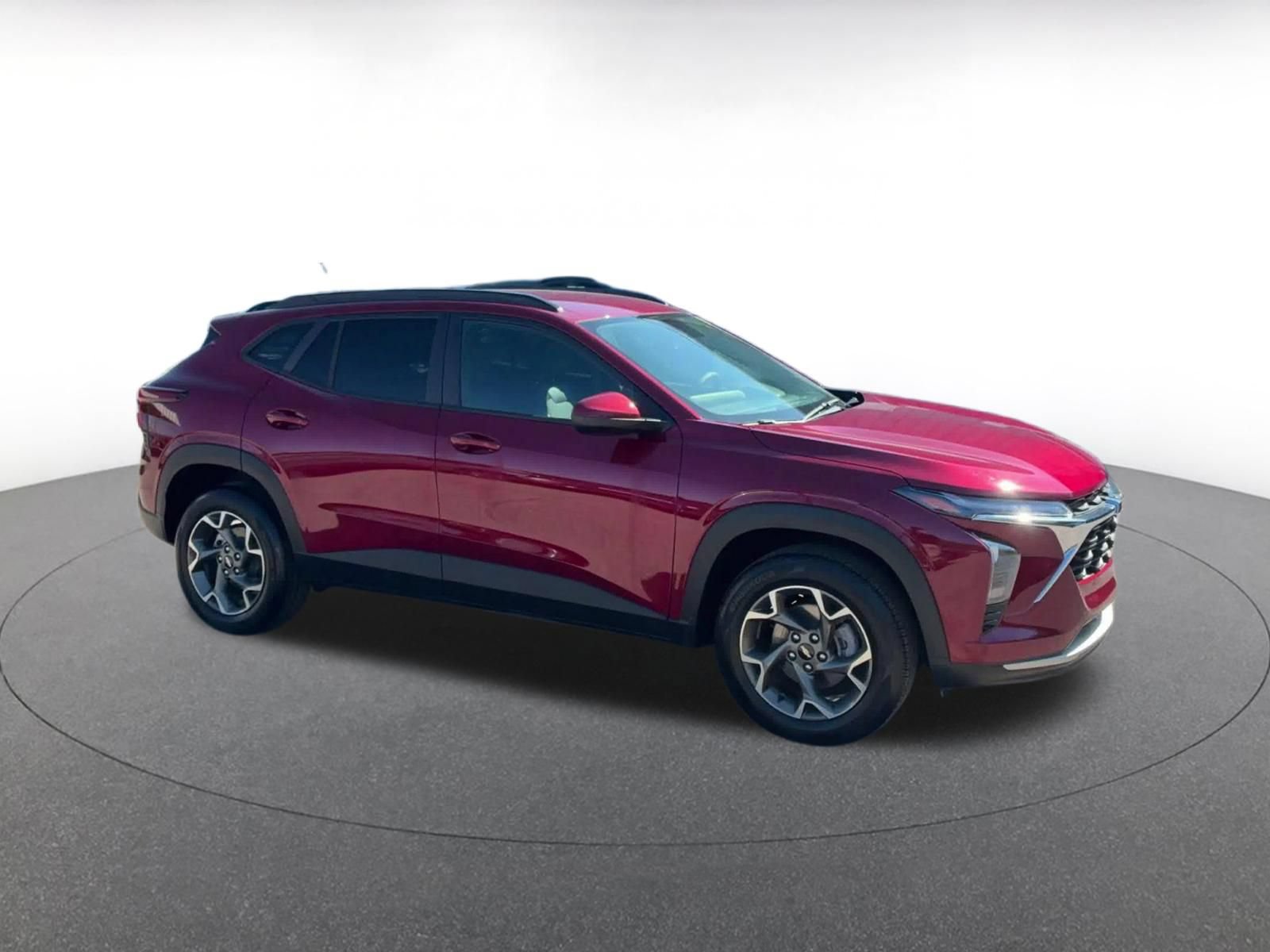 Used 2025 Chevrolet Trax LT FWD image 2