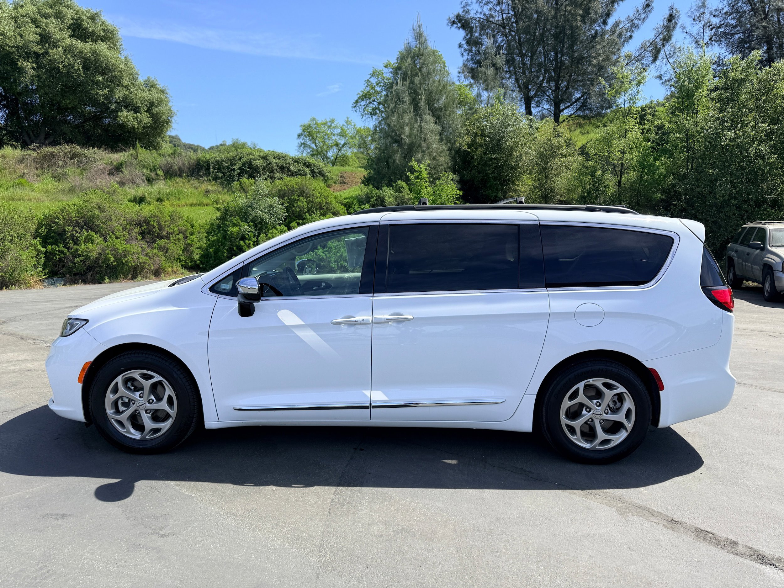 Used 2023 Chrysler Pacifica Limited FWD image 1