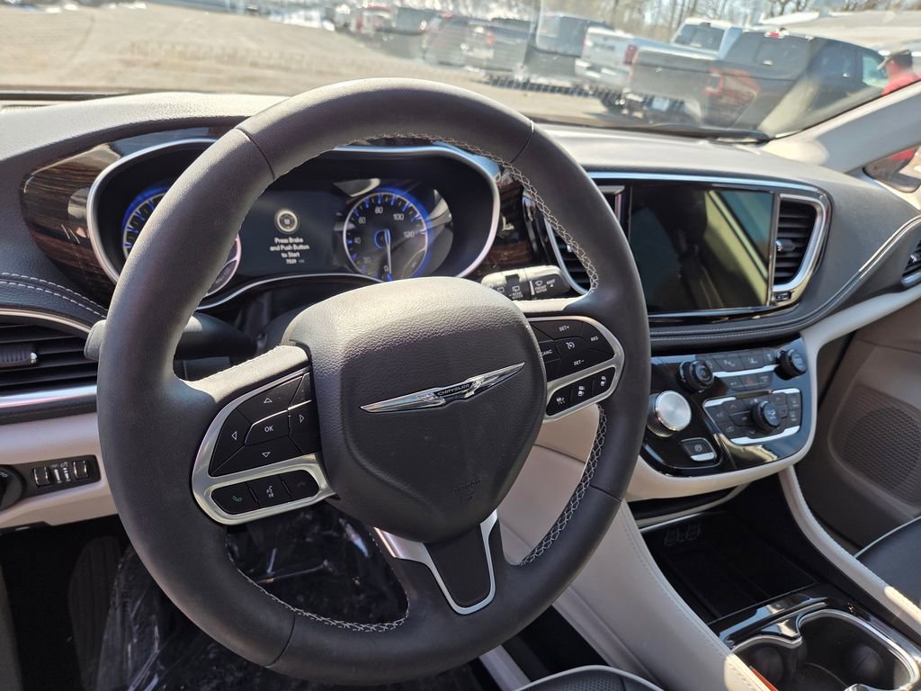 Used 2024 Chrysler Pacifica Limited image 12