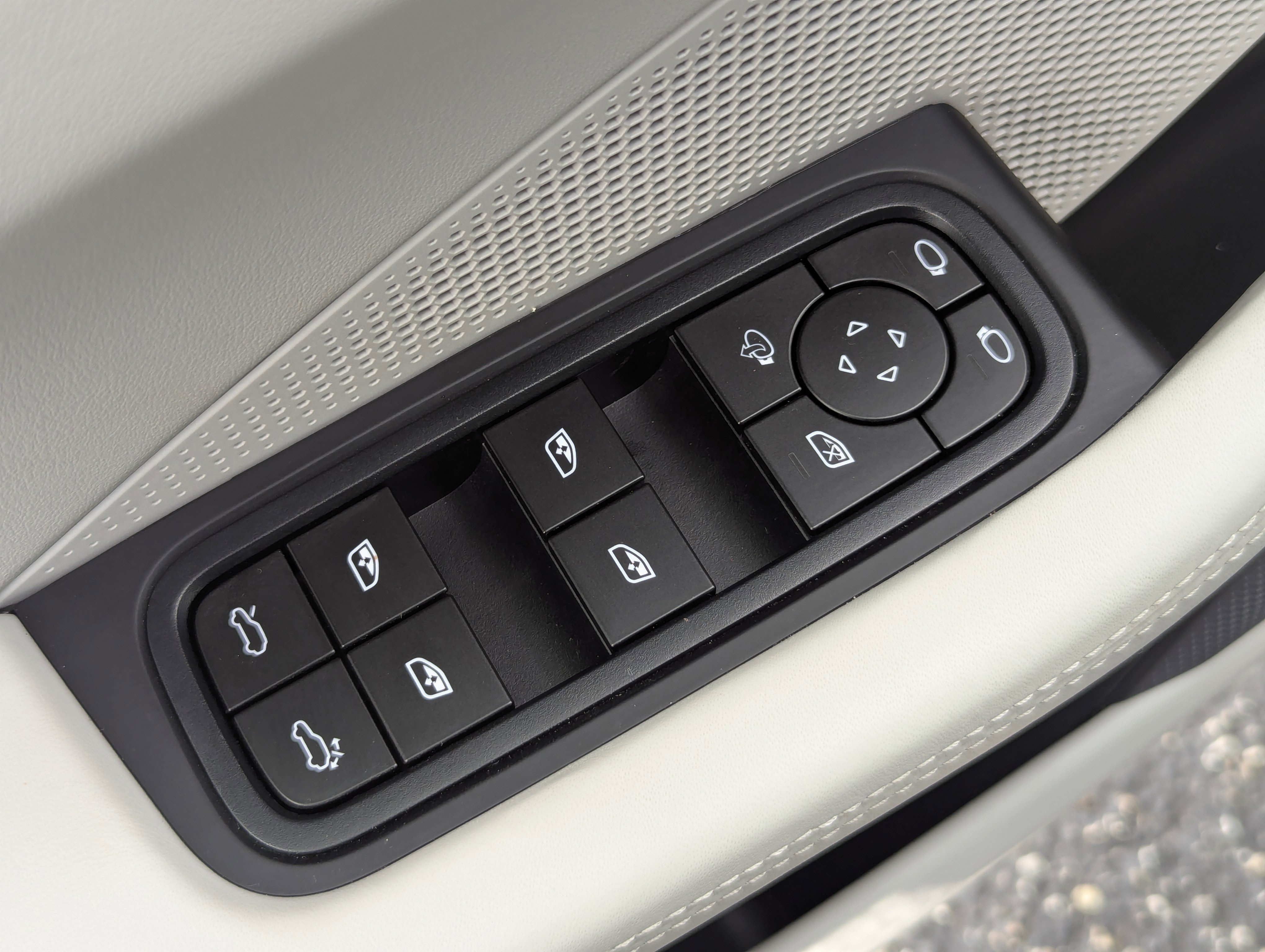 Certified 2025 Porsche Macan Electric RWD image 22